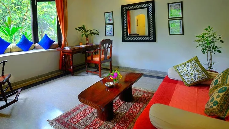 chitvan-jungle-lodge-kanha-drawing-room1