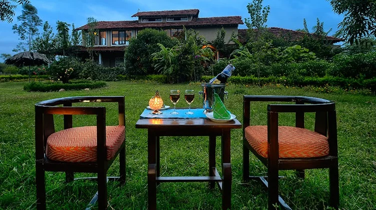 chitvan-jungle-lodge-kanha-outside-sitting