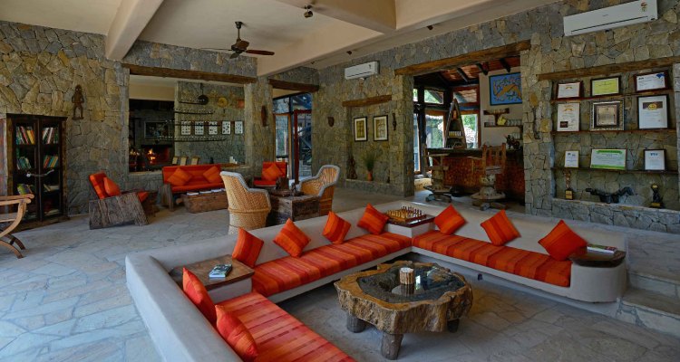 kanha-earth-lodge-lobby