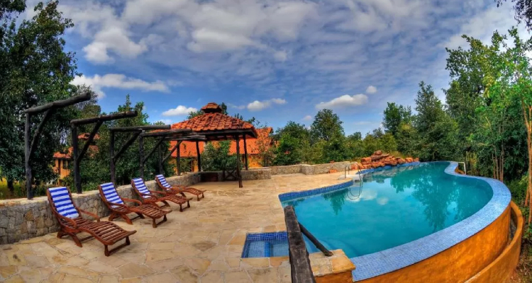 kanha-earth-lodge-pool1