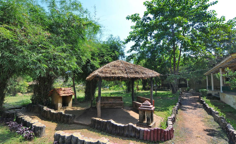 kanha-resort-patio3-min