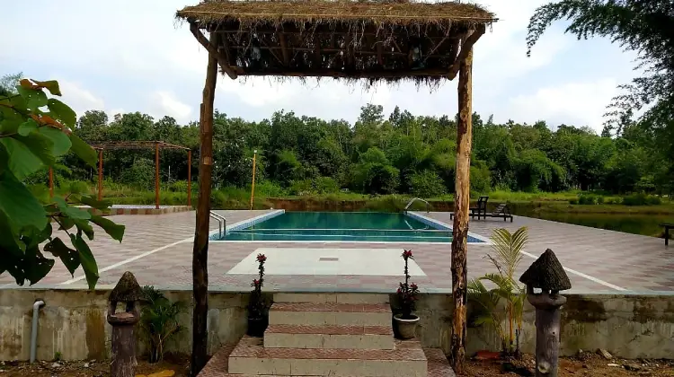 kanharesort-pool