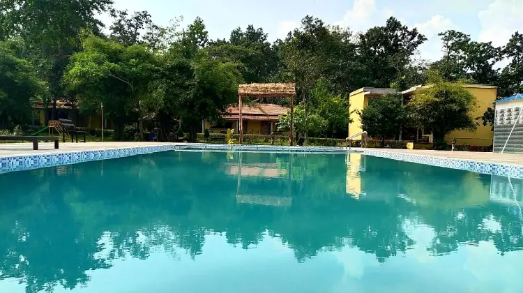 kanharesort-pool1